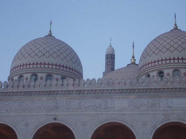 جامع الصالح ويكيبيديا كم تكلفة بناء جامع الصالح ترتيب جامع الصالح مساحة وموقع جامع الصالح أكبر جامع في اليمن