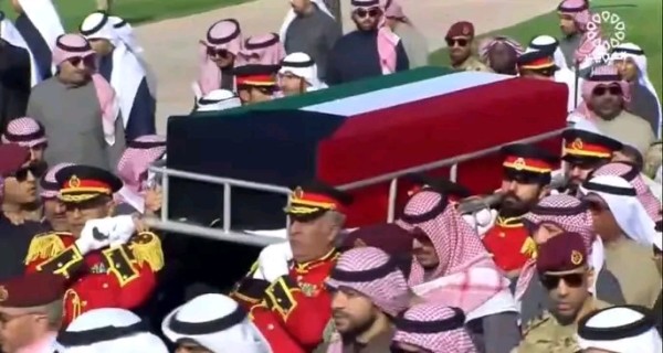 بالصور مراسم  تشييع و دفن الأمير الراحل ⁧‫الشيخ نواف الأحمد الصباح‬⁩ في مقبرة الصليبيخات بالكويت وسط حزن ساد على الدولة بالكامل.مراسم تشيع جنازة امير الكويت الشيخ نواف الاحمد الجابر الصباح